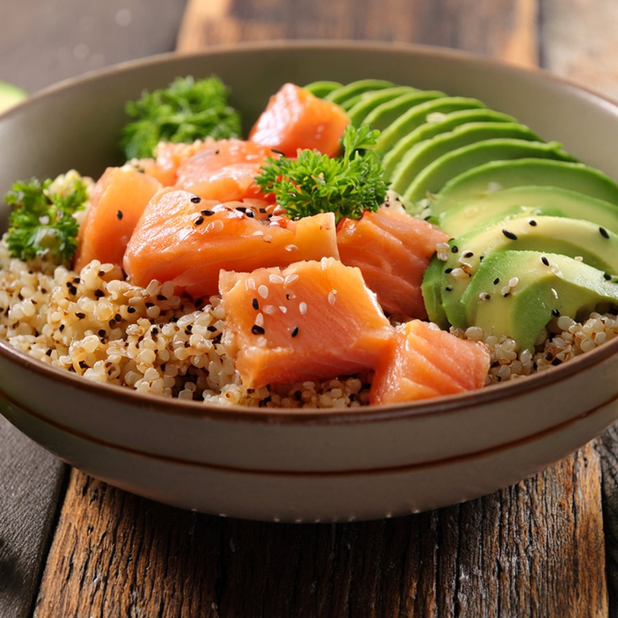 Quinoa-Bowl mit Lachs, Avocado und frischen Kräutern